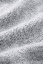 Nahaufnahme des mittelfeinen Strickbilds vom Malo Cashmere V-Neck Pullover grau meliert mit weichem Griff und komfortablen Rippbündchen.