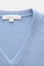 Malo Cashmere V-Neck Pullover hellblau, Detailaufnahme von oben, reiner Cashmere, weicher Griff, mittelfeines Strickbild, Slim Fit, V-Ausschnitt, Rippbündchen