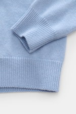 Malo Cashmere V-Neck Pullover hellblau, Detailaufnahme von Ärmel und Bund mit weichem Griff, mittelfeinem Strickbild, Rippbündchen, Slim Fit.