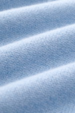 Malo Cashmere V-Neck Pullover hellblau in Nahaufnahme, Detail des mittelfeinen Strickbilds und weichen Griffs aus purem Cashmere.