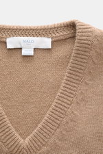 Nahaufnahme aus schräger Draufsicht des hellbraunen Malo Cashmere V-Neck Pullovers mit mittelfeinem Strickbild, V-Ausschnitt und Rippbündchen.