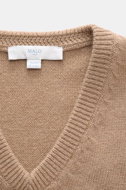 Nahaufnahme aus schräger Draufsicht des hellbraunen Malo Cashmere V-Neck Pullovers mit mittelfeinem Strickbild, V-Ausschnitt und Rippbündchen.