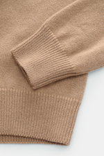 Malo Cashmere V-Neck Pullover hellbraun in Nahaufnahme von oben, weicher Griff, mittelfeines Strickbild, Slim Fit mit Rippbündchen aus reinem Cashmere.