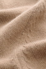 Nahaufnahme des mittelfeinen Strickbilds vom Malo Cashmere V-Neck Pullover hellbraun, reiner Cashmere mit weichem Griff und Rippbündchen.