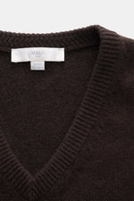 Nahaufnahme von Malo Cashmere V-Neck Pullover dunkelbraun mit V-Ausschnitt, breiten Rippbündchen, mittelfeinem Strickbild und Etikett, aus Italien.