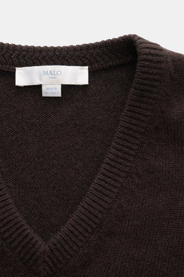 Nahaufnahme von Malo Cashmere V-Neck Pullover dunkelbraun mit V-Ausschnitt, breiten Rippbündchen, mittelfeinem Strickbild und Etikett, aus Italien.