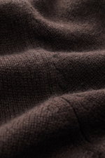Malo Cashmere V-Neck Pullover dunkelbraun aus feinem, mittelfeinem Strick mit V-Ausschnitt und komfortablen Rippbündchen, Detailaufnahme, weicher Griff.