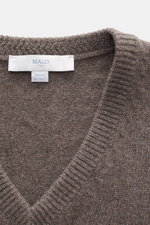 Nahaufnahme des Malo Cashmere V-Neck Pullovers graubraun meliert, fotografiert von oben auf den V-Ausschnitt mit weichem, mittelfeinem Strick und Rippbündchen.
