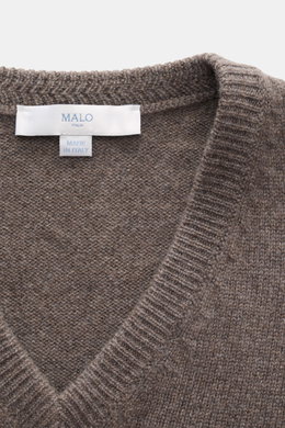 Nahaufnahme des Malo Cashmere V-Neck Pullovers graubraun meliert, fotografiert von oben auf den V-Ausschnitt mit weichem, mittelfeinem Strick und Rippbündchen.
