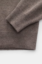 Nahaufnahme des Malo Cashmere V-Neck Pullover graubraun meliert, fotografiert von oben, zeigt weiches, mittelfeines Strickbild mit breiten Rippbündchen aus purem Cashmere.