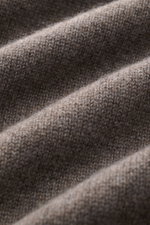 Nahaufnahme des mittelfeinen Strickbilds und weichen Griffs des graubraun melierten Malo Cashmere V-Neck Pullovers aus reiner Wolle.