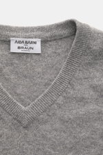 Nahaufnahme des Aida Barni Cashmere V-Neck Pullovers grau meliert von oben, feines Strickbild, V-Ausschnitt, Rippbündchen, Regular Fit, reiner Cashmere.