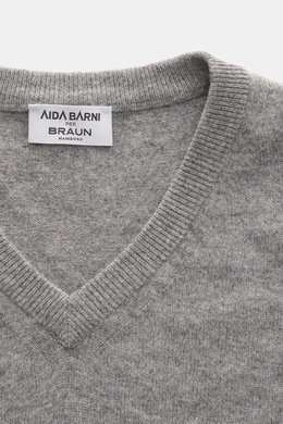 Nahaufnahme des Aida Barni Cashmere V-Neck Pullovers grau meliert von oben, feines Strickbild, V-Ausschnitt, Rippbündchen, Regular Fit, reiner Cashmere.