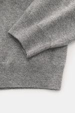 Nahaufnahme des Aida Barni Cashmere V-Neck Pullovers grau meliert von oben auf Ärmel und Saum mit feinem Strickbild und Rippbündchen.