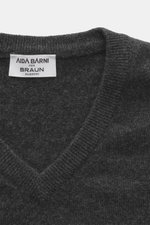 Close-up front view of Aida Barni Cashmere V-neck jumper dark grey melange showing fine knit, ribbed cuffs, and label for luxury-class pure cashmere.

<p>Luxury-class essential: The Italian label AIDA BARNI processes premium cashmere in this timeless V-ne