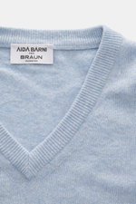 Nahaufnahme des Aida Barni Cashmere V-Neck Pullover hellblau meliert von oben, feines Strickbild, V-Ausschnitt, Rippbündchen, Regular Fit, reine Cashmerequalität.
