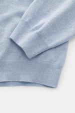 Aida Barni Cashmere V-Neck Pullover hellblau meliert, Detailaufnahme von Ärmel und Saum, feines Strickbild, reiner Cashmere, Regular Fit.