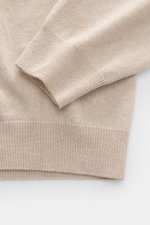 Close-up top-down view of Aida Barni Cashmere V-neck jumper sand melange showing fine knit, ribbed cuffs, and regular fit in soft pure cashmere.

<p>Luxury-class essential: The Italian label AIDA BARNI processes premium cashmere in this timeless V-neck sw