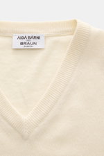 Close-up top view of Aida Barni Cashmere V-neck jumper cream showing fine knit, V-neck, and ribbed collar. Luxury-class essential: The Italian label AIDA BARNI processes premium cashmere in this timeless V-neck sweater with a regular fit. Pure cashmere, v
