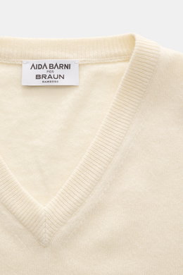 Close-up top view of Aida Barni Cashmere V-neck jumper cream showing fine knit, V-neck, and ribbed collar. Luxury-class essential: The Italian label AIDA BARNI processes premium cashmere in this timeless V-neck sweater with a regular fit. Pure cashmere, v