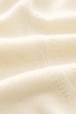 Aida Barni Cashmere V-neck jumper cream close-up image showing fine knit pattern and soft texture from a frontal perspective, pure cashmere.