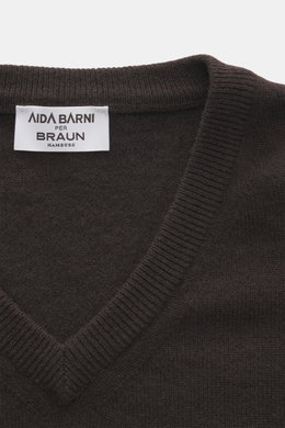 Close-up top-down view of the dark brown Aida Barni Cashmere V-neck jumper showing the fine knit pattern and ribbed cuffs.

Description: <p>Luxury-class essential: The Italian label AIDA BARNI processes premium cashmere in this timeless V-neck sweater wit