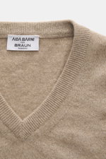 Aida Barni Cashmere V-Neck Pullover beige meliert, Detailaufnahme von oben, feines Strickbild, V-Ausschnitt, Rippbündchen, reiner Cashmere, Regular Fit, sehr weicher Griff.