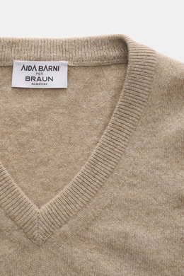 Aida Barni Cashmere V-Neck Pullover beige meliert, Detailaufnahme von oben, feines Strickbild, V-Ausschnitt, Rippbündchen, reiner Cashmere, Regular Fit, sehr weicher Griff.