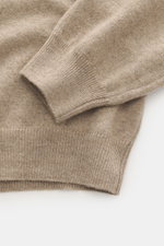 Aida Barni Cashmere V-Neck Pullover beige meliert, Nahaufnahme von Ärmel und Bund, feines Strickbild, reiner Cashmere, weicher Griff, Regular Fit.