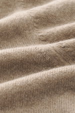 Aida Barni Cashmere V-Neck Pullover beige meliert, Detailaufnahme aus Nahperspektive, feines Strickbild, reiner Cashmere, weicher Griff, Regular Fit, V-Ausschnitt, Rippbündchen.