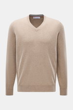 Brunello Cucinelli Cashmere V-Neck Pullover beige, Frontansicht, reiner Cashmere, feines Strickbild, schmale Kontrastkanten, Regular Fit, V-Ausschnitt, flexible Rippbündchen, sehr weicher Griff.