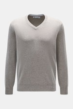 Brustansicht des Brunello Cucinelli Cashmere V-Neck Pullover taupe meliert mit V-Ausschnitt, schmalen Kontrastkanten, Regular Fit und weichem Strickbild.