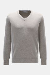 Brustansicht des Brunello Cucinelli Cashmere V-Neck Pullover taupe meliert mit V-Ausschnitt, schmalen Kontrastkanten, Regular Fit und weichem Strickbild.