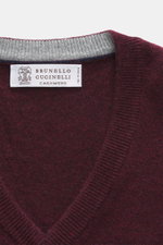 Nahaufnahme von Brust- und Kragenbereich des Brunello Cucinelli Cashmere V-Neck Pullover bordeaux meliert mit feinem Strickbild, V-Ausschnitt und Kontrastkante.