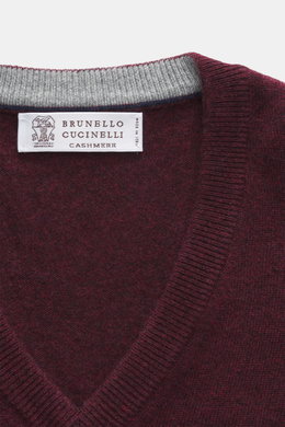 Nahaufnahme von Brust- und Kragenbereich des Brunello Cucinelli Cashmere V-Neck Pullover bordeaux meliert mit feinem Strickbild, V-Ausschnitt und Kontrastkante.