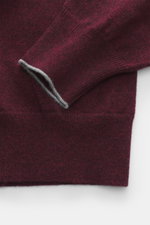 Brunello Cucinelli Cashmere V-Neck Pullover bordeaux meliert, Detailaufnahme von Ärmel und Bund, weicher Griff, feines Strickbild, Kontrastkante.