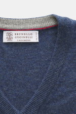 Brunello Cucinelli Cashmere V-Neck Pullover graublau meliert, Detailansicht von oben, feines Strickbild, schmale Kontrastkanten, weicher Griff.