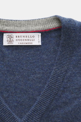 Brunello Cucinelli Cashmere V-Neck Pullover graublau meliert, Detailansicht von oben, feines Strickbild, schmale Kontrastkanten, weicher Griff.