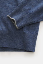 Brunello Cucinelli Cashmere V-Neck Pullover graublau meliert, Detailaufnahme von schmalen Kontrastkanten, feinem Strickbild, weichem Griff.