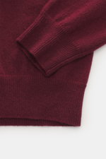 FTC Cashmere V-Neck Pullover bordeaux im Slim Fit, Detailaufnahme von Ärmel und Saum mit weichem, feinem Fair-Trade-Cashmere-Strick.