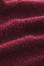 Nahaufnahme des FTC Cashmere V-Neck Pullover bordeaux, zeigt feines Strickbild und weichen Griff aus Fair-Trade-Cashmere.