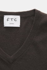 Nahaufnahme des dunkelbraunen FTC Cashmere V-Neck Pullovers aus nachhaltigem Fair-Trade-Cashmere, feines Strickbild, Slim Fit mit V-Ausschnitt und Rippbündchen, frontal fotografiert.
