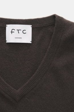 Nahaufnahme des dunkelbraunen FTC Cashmere V-Neck Pullovers aus nachhaltigem Fair-Trade-Cashmere, feines Strickbild, Slim Fit mit V-Ausschnitt und Rippbündchen, frontal fotografiert.
