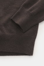 FTC Cashmere V-Neck Pullover dunkelbraun, Detailaufnahme von Ärmel und Bund, fairer Cashmere, Slim Fit, weiches Strickbild, Rippbündchen.