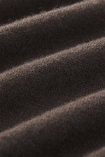 Nahaufnahme des FTC Cashmere V-Neck Pullover dunkelbraun, feines Strickbild, weicher Griff, nachhaltiger Fair-Trade-Cashmere, Slim Fit, V-Ausschnitt, Rippbündchen.