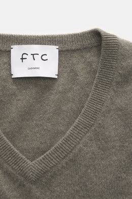 FTC Cashmere V-Neck Pullover graugrün meliert in Nahaufnahme von oben, V-Ausschnitt, feines Strickbild, Fair-Trade-Cashmere, Slim Fit.