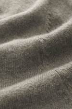 Makroaufnahme des feinen Strickbilds und weichen Griffs des FTC Cashmere V-Neck Pullovers graugrün meliert aus Fair-Trade-Cashmere.
