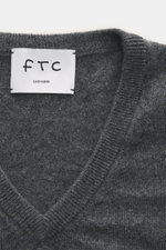 Nahaufnahme des FTC Cashmere V-Neck Pullover dunkelgrau meliert mit V-Ausschnitt, feinem Strickbild, weichem Griff und Rippbündchen in Slim Fit.