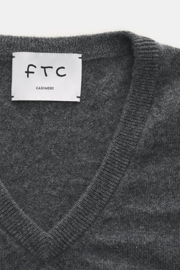 Nahaufnahme des FTC Cashmere V-Neck Pullover dunkelgrau meliert mit V-Ausschnitt, feinem Strickbild, weichem Griff und Rippbündchen in Slim Fit.