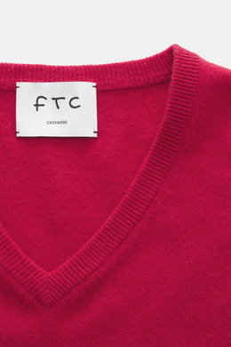 Nahaufnahme des roten FTC Cashmere V-Neck Pullovers mit V-Ausschnitt, feinem Strickbild, Rippbündchen, Slim Fit, nachhaltigem Fair-Trade-Cashmere.